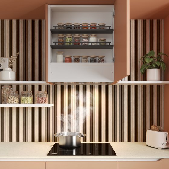 cocina con estanterías abiertas, especias organizadas en frascos, una olla humeante sobre una placa de inducción 