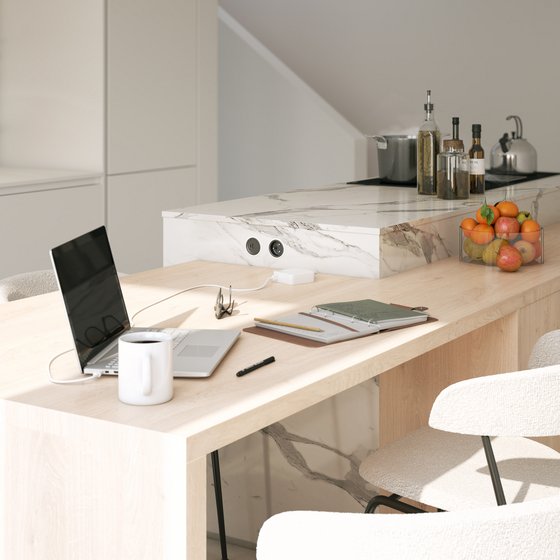 Isla de cocina moderna de mármol blanco con una barra de madera clara