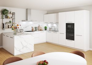 Cocina moderna con armarios blancos, encimera y barra de mármol blanco.
