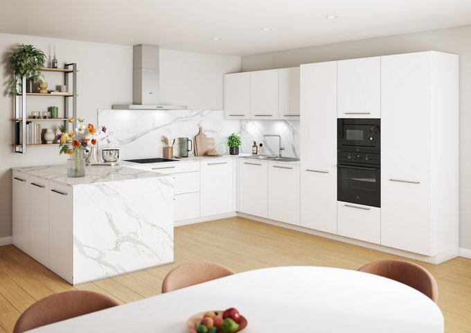 Cocina moderna con armarios blancos, encimera y barra de mármol blanco.