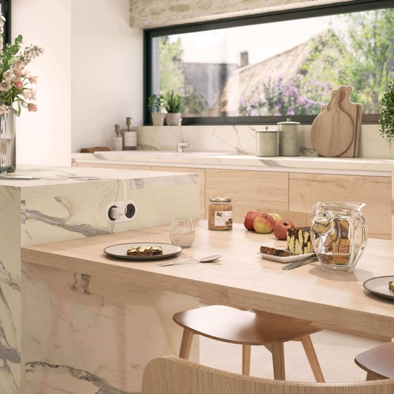 Diseño de cocina abierta en tonos grises y madera con una amplia isla funcional