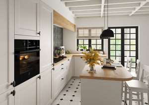 Cocina blanca madera con isla central, horno empotrado negro, encimera de madera