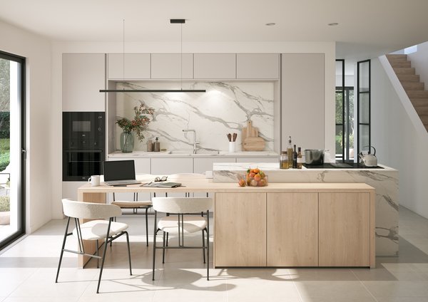 Cocina moderna con encimera blanca de mármol, isla de madera, sillas beige
