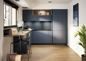 Cocina moderna con muebles azules mate y un estante superior de madera iluminado