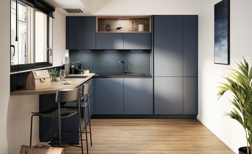 Cocina moderna con muebles azules mate y encimeras de madera clara