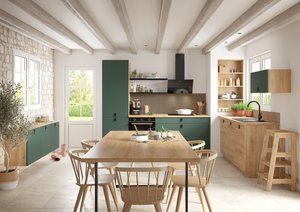 Cocina rústica con muebles verdes y de madera, una mesa de cocina de madera con sillas