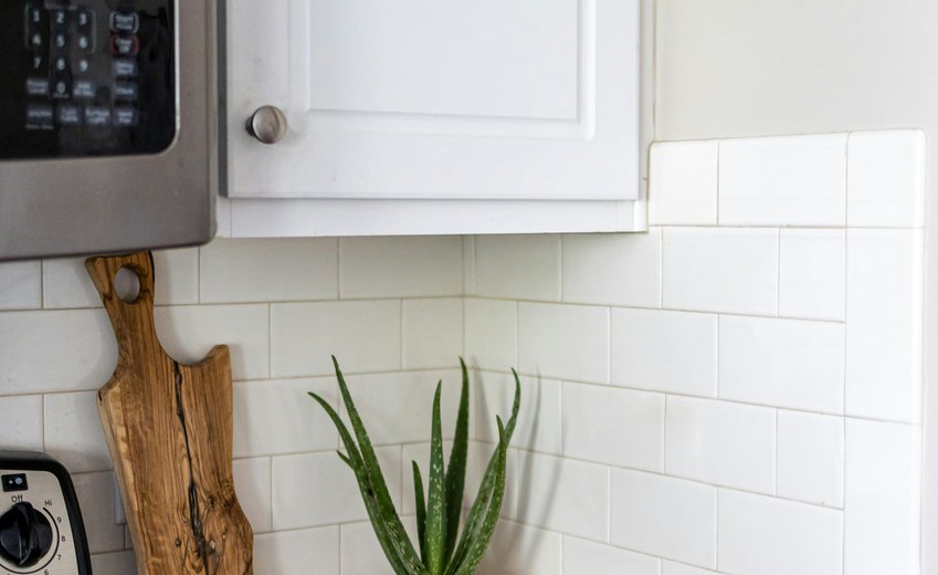Esquina de cocina con encimera de granito moteado