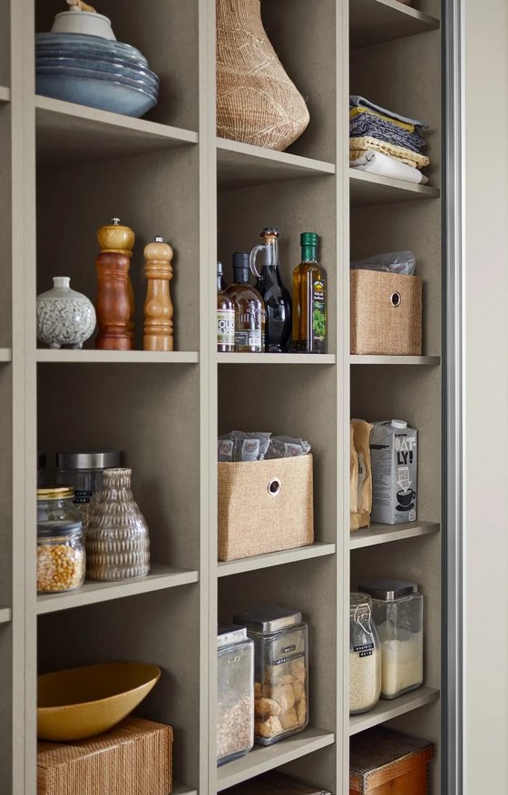 Estantería abierta de cocina con compartimentos organizados
