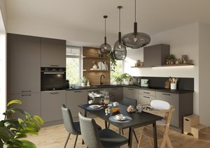 Cocina moderna con muebles grises, encimera negra, mesa de cocina con sillas grises