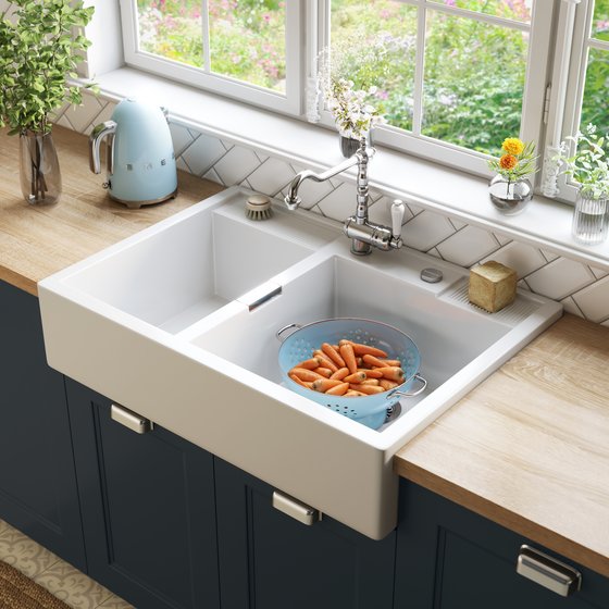 Grifería de cocina clásica de acero inoxidable, encimera de madera 