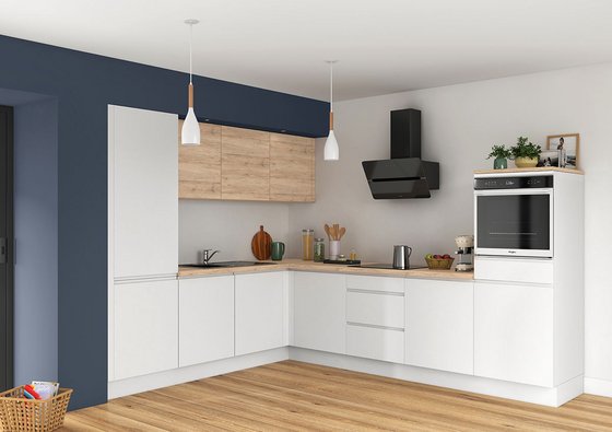 Cocina blanca madera con muebles bajos blancos, encimera de madera