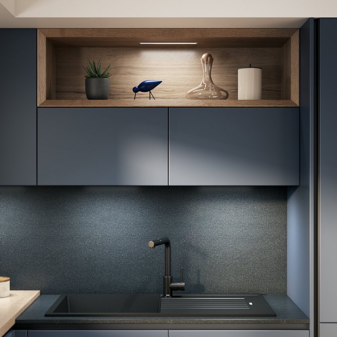 Grifería de cocina negra en un fregadero moderno, muebles azul oscuro