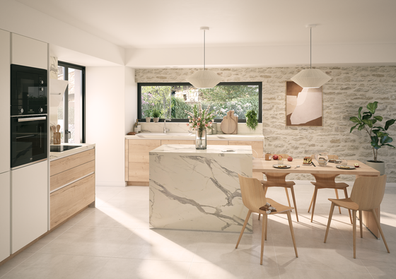 Cocina blanca madera con isla central de mármol, mesa de comedor de madera