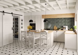 Cocina moderna de estilo rústico con muebles blancos y una isla central con taburetes.
