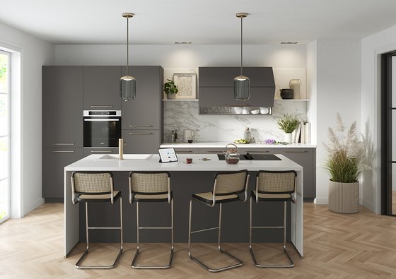 Cocina blanca con gris de estilo moderno, con isla central blanca