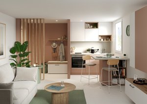Sala de estar y cocina moderna abierta con muebles blancos y rosa, una mesa de cocina con taburetes altos de madera