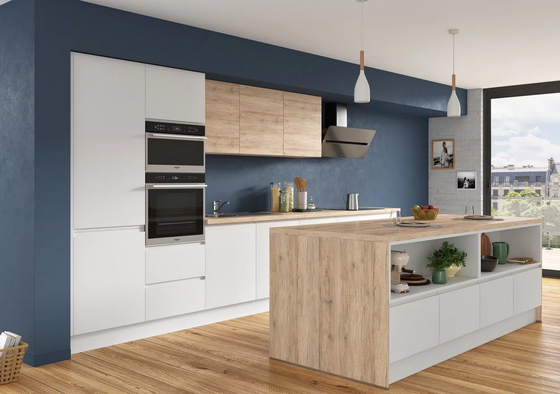 Cocina blanca madera con isla central de madera clara