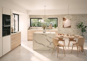  Cocina moderna y luminosa con isla de mármol, mesa de cocina de madera con sillas